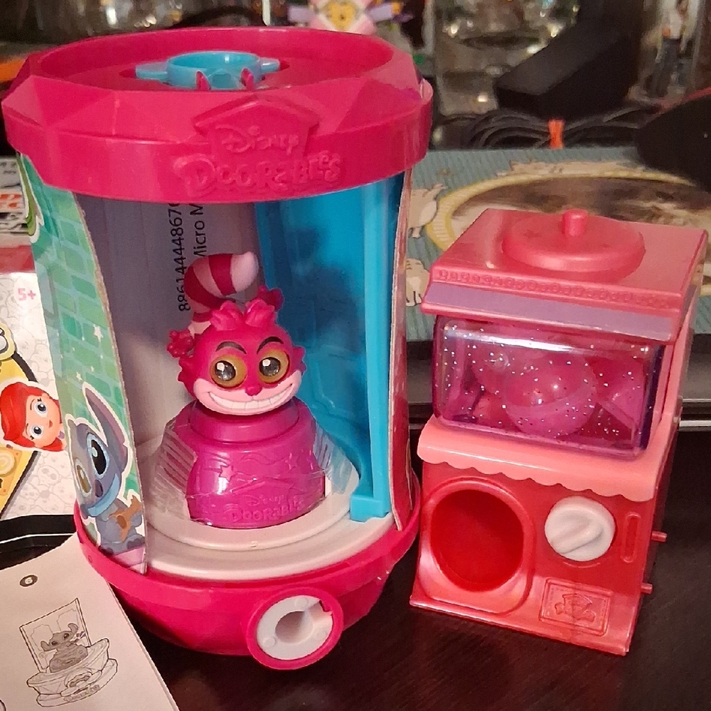 DISNEY DOORABLES VENDING MACHINE AND MICRO MOTION CHESHIRE CAT